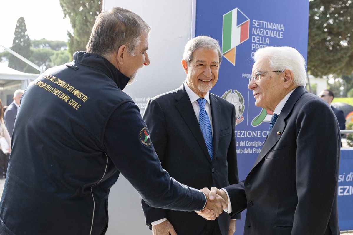 Quirinale's tweet photo. Il Presidente Mattarella ha visitato gli stand dei “Percorsi di protezione civile 2026” in occasione della settimana nazionale promossa dal Dipartimento

Il video: https://t.co/BkOdcKeY9I https://t.co/r59VEvoSkS