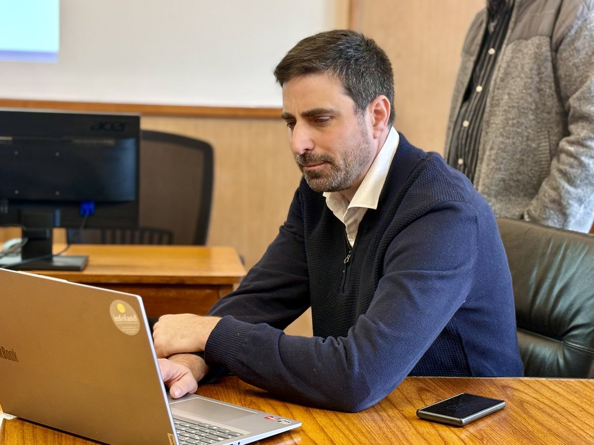 Udelaruy's tweet photo. 🛜 Se está desarrollando la renovación del hardware de seguridad y generación de claves DNSSEC de .UY.

🌐 El Servicio Central de Informática de #Udelar es la institución responsable de la administración del dominio de nivel superior .UY y sus diversos subdominios desde 1990. https://t.co/w8fivQasQr