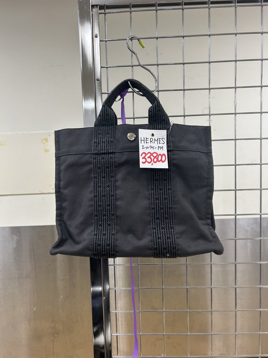 maru_mama26's tweet photo. 京王百貨店新宿の質流れ品大市、行ってきた！
激混みでベビーカー移動は厳しい！子連れなら抱っこ紐推奨！鞄がラックに山積みでまず置かれ方にびっくり😂 HERMESとCHANELはほぼ見当たらず昔流行った鞄や、かなり使い込まれたものが多い印象。掘り出し物を期待したけど私は収穫なしでした😂その周りに https://t.co/eWHo88hCmK