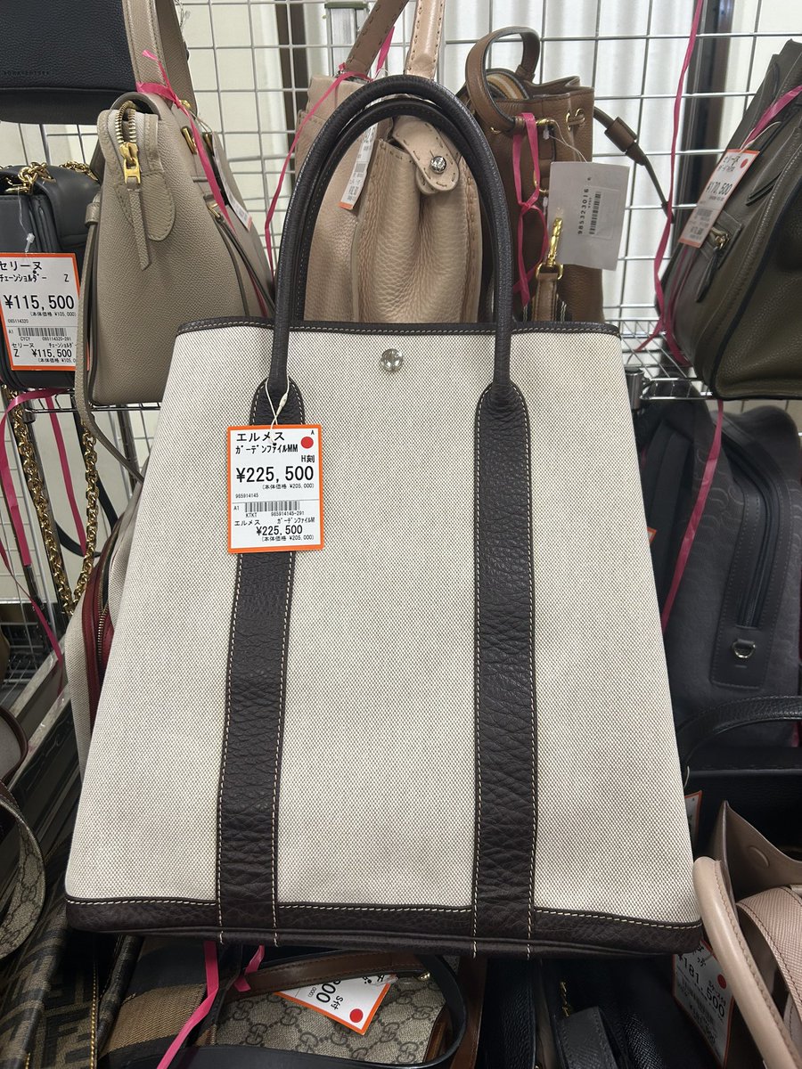 maru_mama26's tweet photo. 京王百貨店新宿の質流れ品大市、行ってきた！
激混みでベビーカー移動は厳しい！子連れなら抱っこ紐推奨！鞄がラックに山積みでまず置かれ方にびっくり😂 HERMESとCHANELはほぼ見当たらず昔流行った鞄や、かなり使い込まれたものが多い印象。掘り出し物を期待したけど私は収穫なしでした😂その周りに https://t.co/eWHo88hCmK