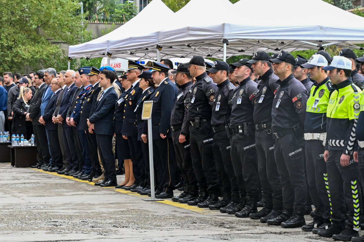 DiyarbakirEmn's tweet photo. Müdürlüğümüz Asayiş Şube Müdürlüğü kadrosunda görev yapan ve geçirdiği kalp krizi sonucu hayatını kaybeden Polis Memuru Abdülkadir BULUT, İl Emniyet Müdürlüğümüzde düzenlenen cenaze töreniyle son yolculuğuna uğurlandı.

Merhum meslektaşımıza Allah’tan rahmet; kederli ailesine, yakınlarına ve Emniyet Teşkilatımıza başsağlığı diliyoruz.

Mekânı cennet olsun. 🇹🇷