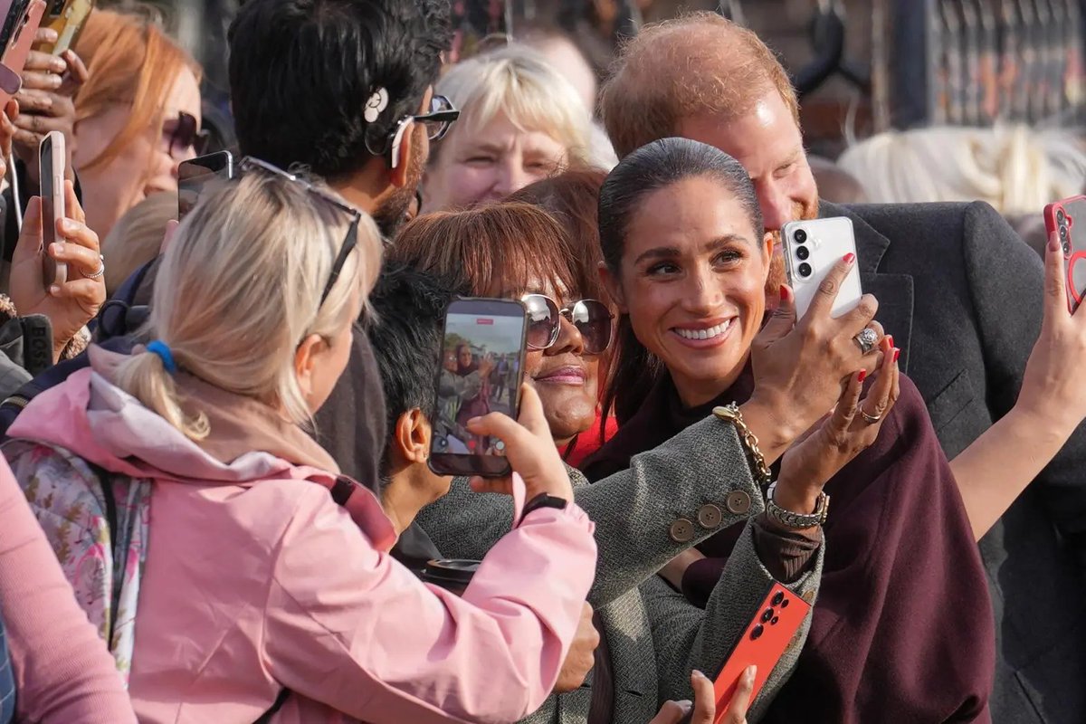 house_of_sussex's tweet photo. a triumphant return. welcome back to the people's prince &amp; princess 👑🩷 #harryandmeghaninnottingham https://t.co/6pmRUb8TiA