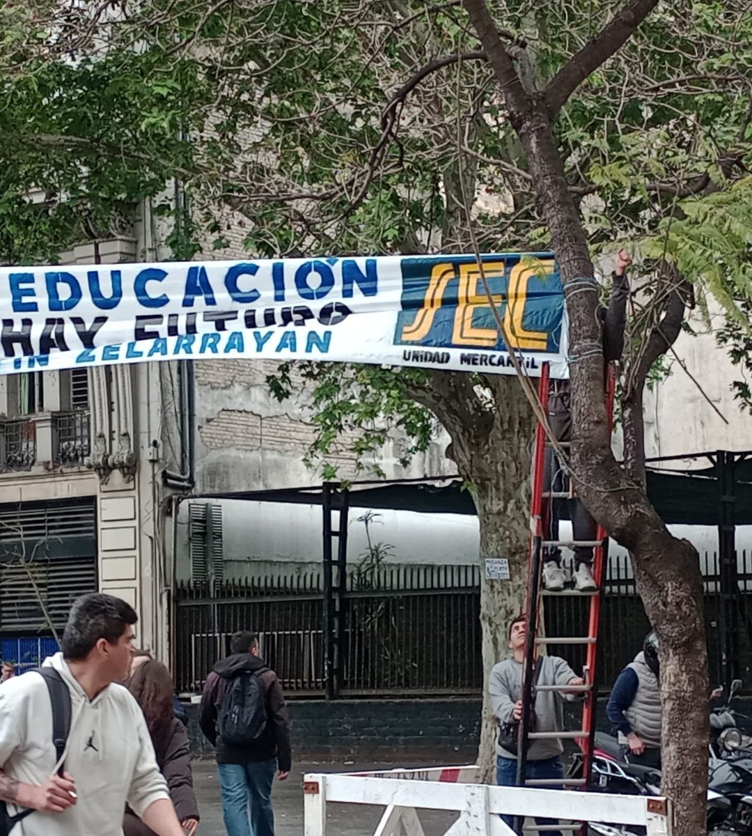 arielviano's tweet photo. La marcha de los " Estudiantes "

Para carteles, pancartas, pasacalles, banderas y movilizar gente, resulta que hay guita.

#UrgenteAUDITORÍA ‼️ https://t.co/37x5JdMtjk