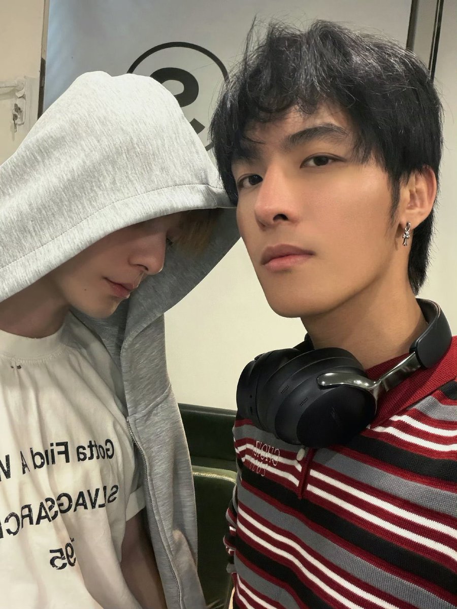 zzhaokitty's tweet photo. try not to say boyfriends https://t.co/HN5e1laUnw