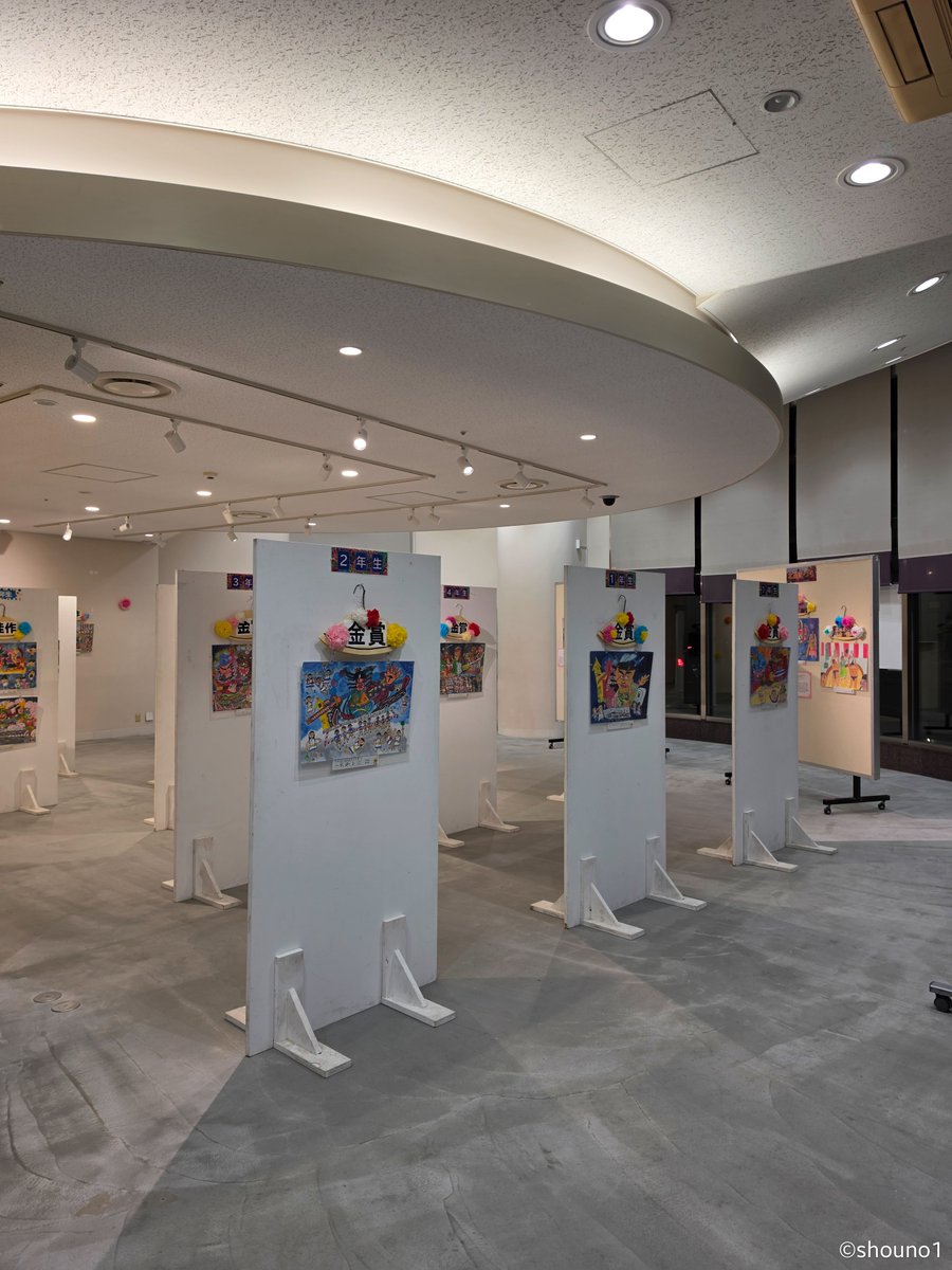 shouno1's tweet photo. リンクモア平安閣市民ホールで開催中の「入賞作品展示会」🎨✨️

「第51回 ねぶた祭・北畠まつり こどもの絵画コンクール」「第47回 こどもおもしろ工作展・未来の『科学の夢』絵画展」の入賞作品が展示されています。

ねぶた大賞を受賞したJRねぶた実行プロジェクト『北海の雄』（作：竹浪比呂央）や、知事賞を受賞した日立連合ねぶた委員会『吉野山 桜下の別れ』（作：北村春一）など、受賞したねぶたを題材にした絵画が多い印象でした。

📅 前期：2026年10月6日(火)～15日(木)※本日まで
📅 後期：2026年10月20日(火)～11月3日(火・祝)
🕘 9:00～19:00 ※10月20日のみ12:00～19:00

📍リンクモア平安閣市民ホール

前期は本日で終了しましたが、後期も開催されますので、ぜひ足を運んでみてください✨️

#青森市 #リンクモア平安閣市民ホール