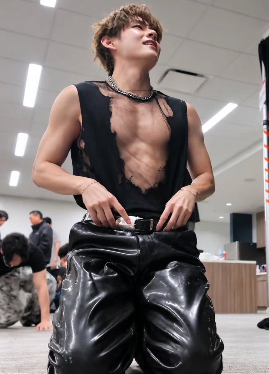 siakthv's tweet photo. Look at my huge boy with his cute face 😭🤏🏻 https://t.co/SHSgTNAZIo
