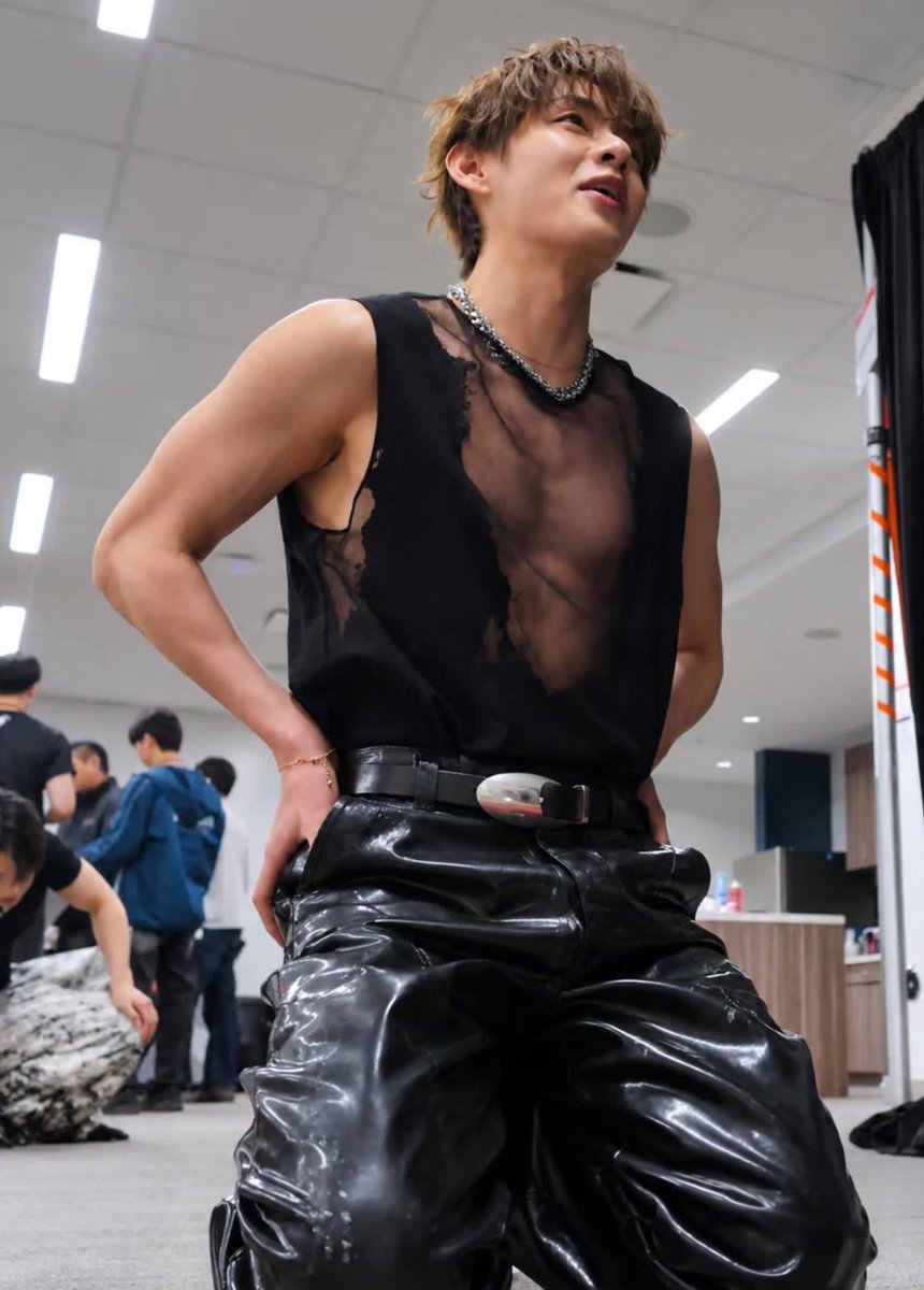 siakthv's tweet photo. Look at my huge boy with his cute face 😭🤏🏻 https://t.co/SHSgTNAZIo