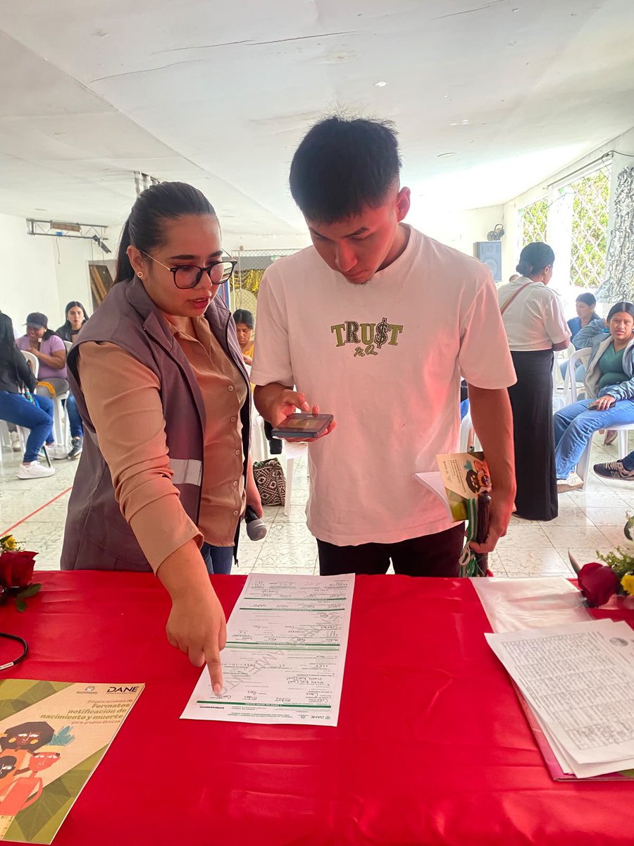 DANE_Colombia's tweet photo. 📊🤝 El DANE fortalece el trabajo conjunto con los pueblos indígenas para la producción de estadísticas vitales.

Funcionarios de la Dirección de Censos y Demografía del DANE realizaron un taller de socialización y entrenamiento sobre hechos vitales con las autoridades del pueblo indígena Nasa Cxhacxha, ubicado en el municipio de Páez, Cauca. 📍🛖

Este espacio permitió compartir conocimientos y fortalecer las capacidades relacionadas con el registro de hechos vitales, fundamentales para conocer las dinámicas demográficas de la población y contribuir a la producción de estadísticas oficiales de calidad.