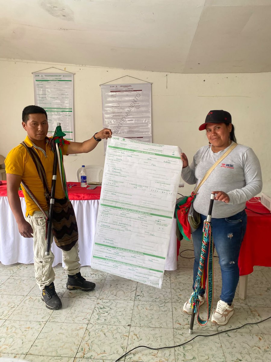 DANE_Colombia's tweet photo. 📊🤝 El DANE fortalece el trabajo conjunto con los pueblos indígenas para la producción de estadísticas vitales.

Funcionarios de la Dirección de Censos y Demografía del DANE realizaron un taller de socialización y entrenamiento sobre hechos vitales con las autoridades del pueblo indígena Nasa Cxhacxha, ubicado en el municipio de Páez, Cauca. 📍🛖

Este espacio permitió compartir conocimientos y fortalecer las capacidades relacionadas con el registro de hechos vitales, fundamentales para conocer las dinámicas demográficas de la población y contribuir a la producción de estadísticas oficiales de calidad.
