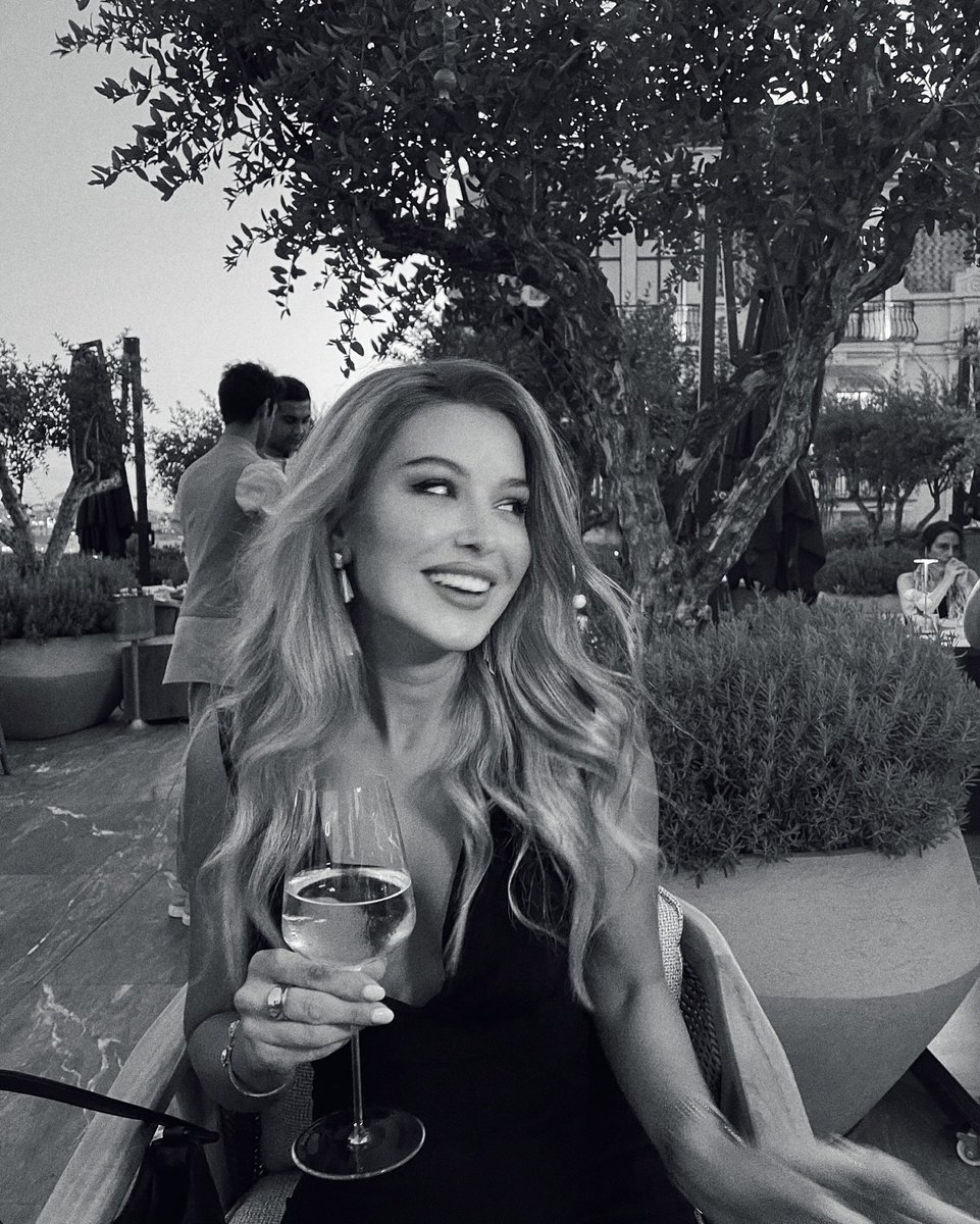 Thalia9855's tweet photo. a little wine, a little sunshine, and nowhere else to be 🥂🖤 https://t.co/s4BMEHc2fo
