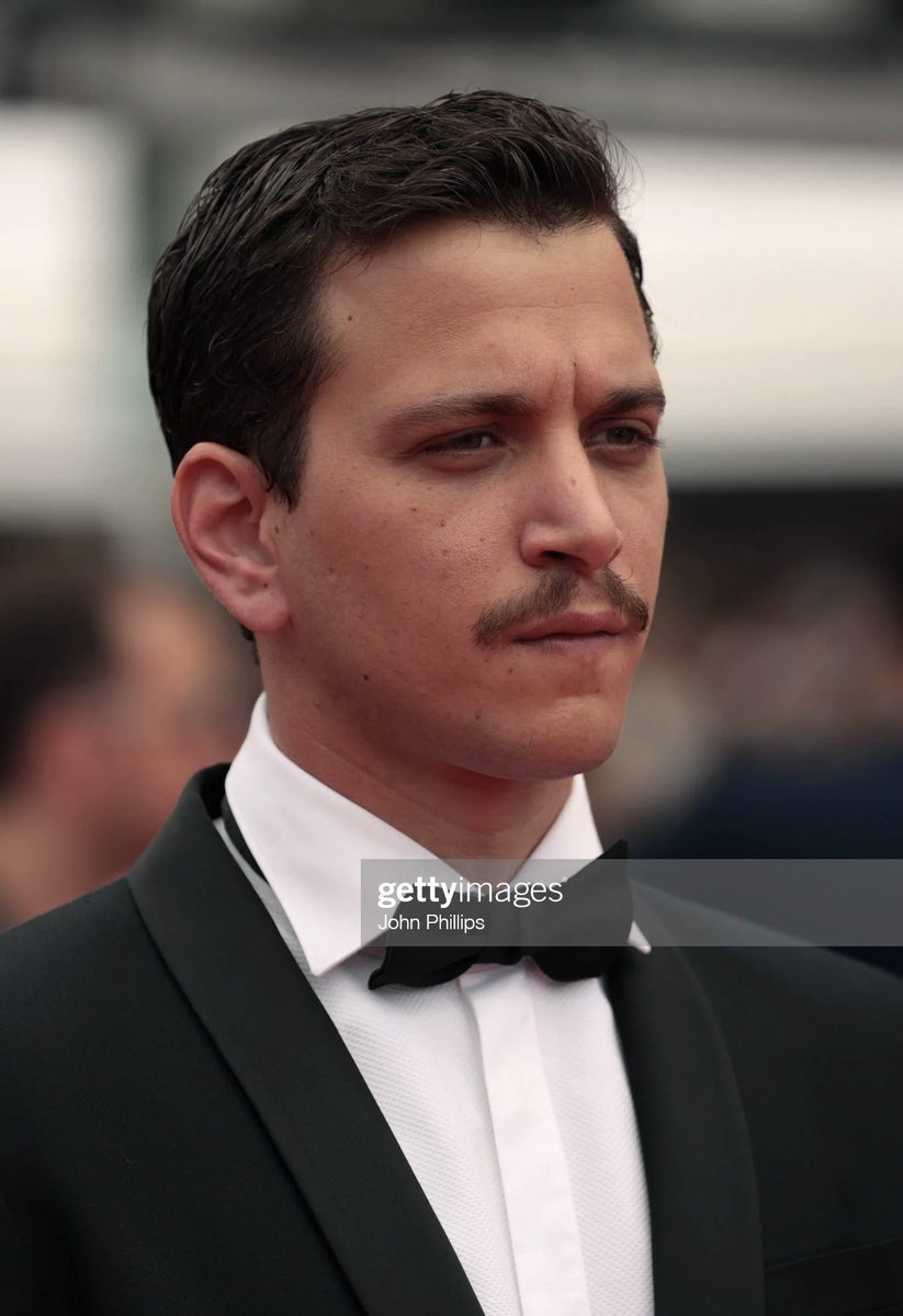 commentsforme's tweet photo. şimdiki genç jenerasyondan da selahattin paşalı'mız var. kurak günler ile cannes'a gitti; altın portakal, siyad gibi sayısız ödüller aldı. yine bi festival filmi mukavemet ile tek plan çekimde müthiş performans gösterdi ve aynı zamanda dijitalle ana akımda da harika işler çıkarıyor. bu arada ilk altın portakal ödülünü de kendisine nurgül yeşilçay takdim etmişti bu da böyle güzel bilgi