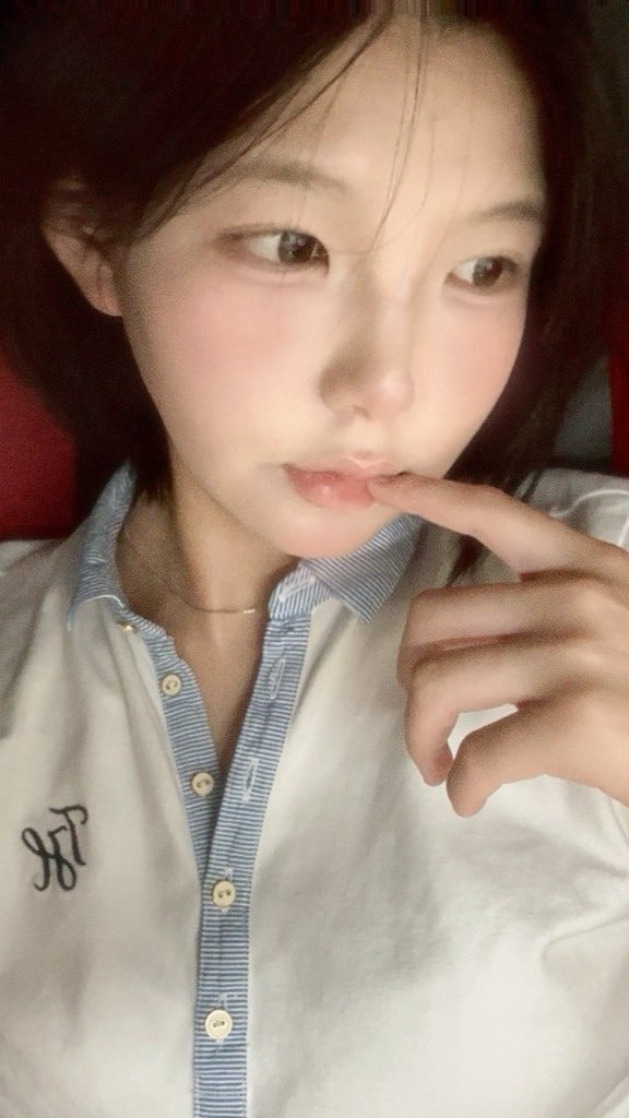 isolationda's tweet photo. 단발 하고 나서 최애 사진임🪱 https://t.co/wT6lUY8zqd