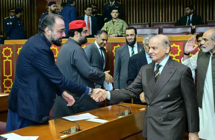 AmjadGadgor's tweet photo. وفاقی وزیر چوہدری سالک حسین سے قومی اسمبلی کے اجلاس میں وزیراعظم شہباز شریف مصافحہ کر رہے ہیں
@ChSalikHussain
@CMShehbaz
#ChSalikHussain #PML #PMLQ https://t.co/wCL8igCDXf