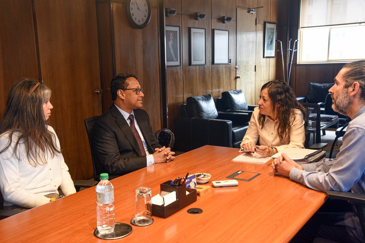 MIEM_Uruguay's tweet photo. 🇺🇾🤝🇮🇳 El MIEM y la Embajada de la India en Uruguay mantuvieron una reunión en la que participaron la ministra @FcardonaUy y el director general de Secretaría del MIEM, Rodrigo Díaz; el embajador indio en Uruguay, Binoy George; y el embajador uruguayo en India, Fernando Lugris. https://t.co/NyagQP7Okl