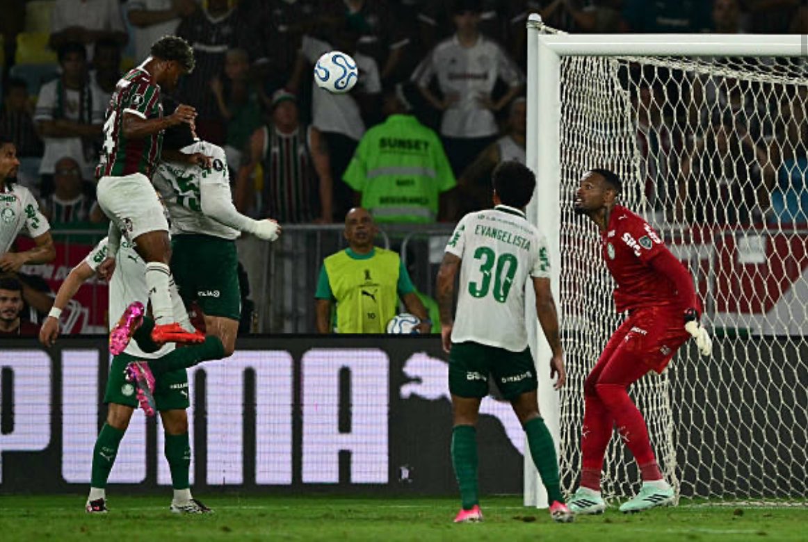 YgorMoreira92's tweet photo. Não podemos normalizar o salto de Wesley Natã no gol do Fluminense contra o Palmeiras

Consegui ganhar no alto contra o melhor cabeceador do país tendo 12 cm a menos https://t.co/l5kFlsngMl