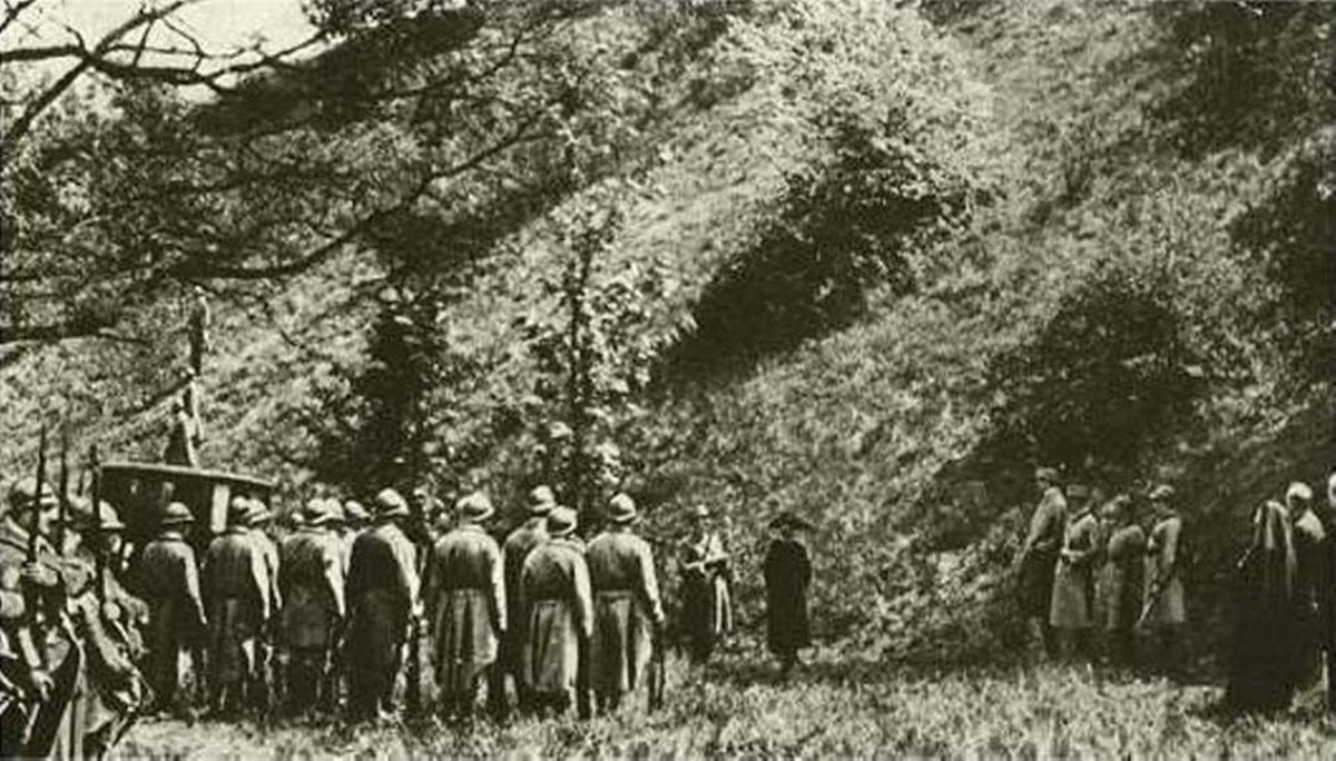 onthisday_M's tweet photo. October 15, 1917: Mata Hari is executed for #espionage. The Dutch dancer, accused of spying for #Germany during #WorldWar I, was executed by a #French firing squad near Paris. Her case remains one of history's most famous espionage controversies. #historyfacts https://t.co/CqgiflAxKA