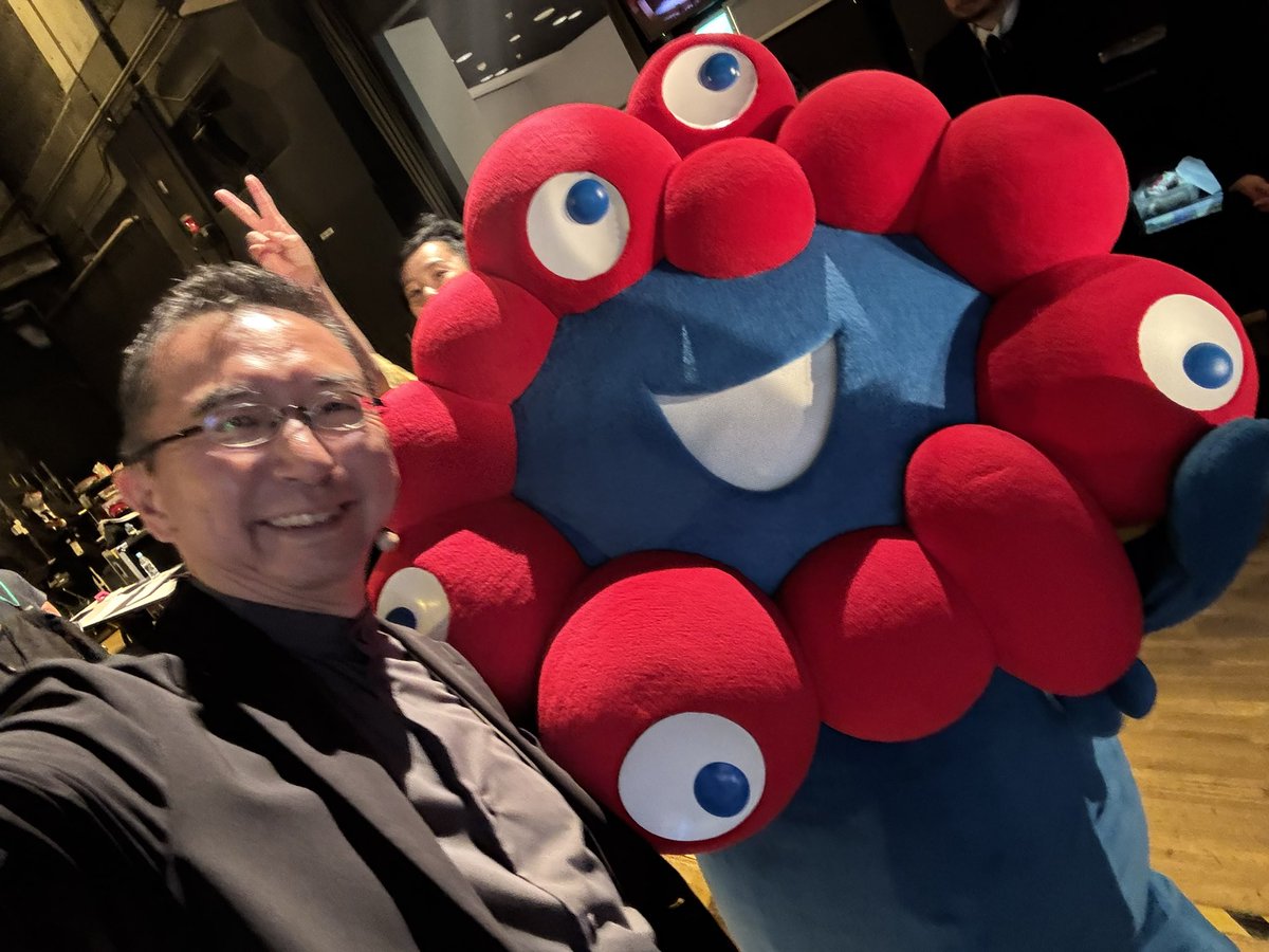 soufujimoto's tweet photo. 先日、大阪での2025万博閉幕1周年イベントでの舞台裏

ミャクミャクと写真を撮りました！

後ろでピースしているのは河瀨直美さん！ https://t.co/DLZOAqbVtE