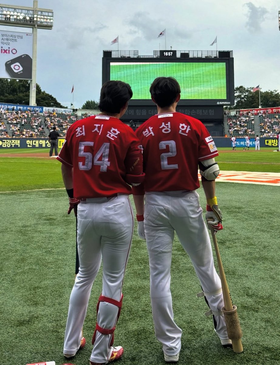 munii2418's tweet photo. 사진만 봐도 왼쪽 유리멘탈, 오른쪽 기 존나 쎈거 알 수 있음 https://t.co/6ZVX6tQJoR
