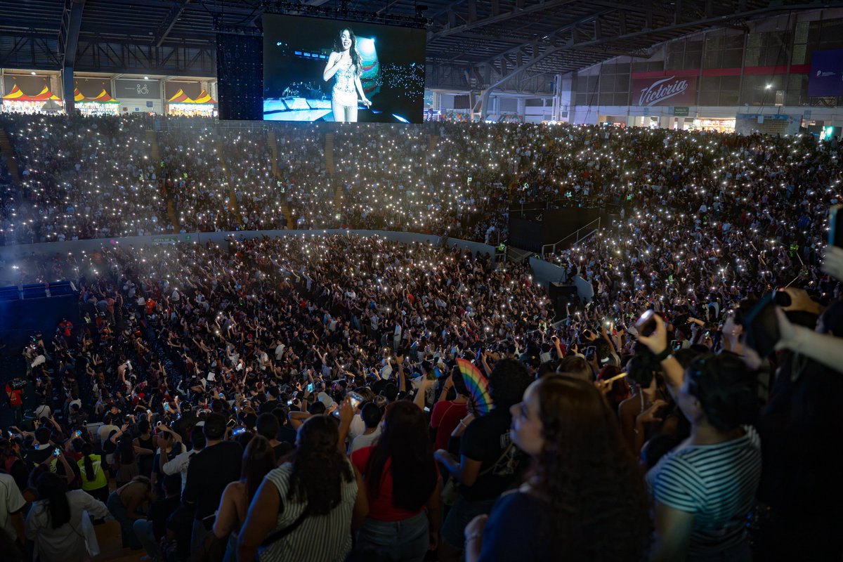 KdeKeninis1's tweet photo. El recinto principal solo superaba los 10k asistentes, pero logro posiblemente cerca de los 30 mil. Poco más de una Arena Guadalajara o una Arena VFG. 🇲🇽 

— Kenia Os vuelve a hacer historia y se convierte en la artista con mayor audiencia en las Fiestas de octubre de Guadalajara 2026.