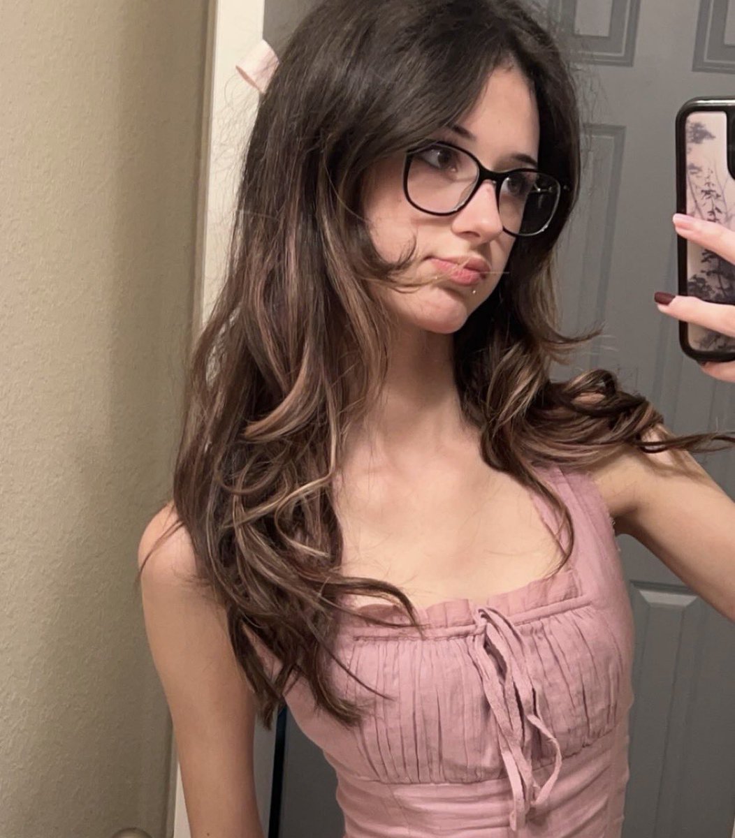 MasterC20072204's tweet photo. #Chloedodge #prettygirls #hotgirls #sexygirls #collegegirls #cumtribute #cumtributeِs #wank #gooner #pornface #irls Chloe she is 18 and wants you to cum on her pretty face repost to spread around https://t.co/CYzdEn7Ptd