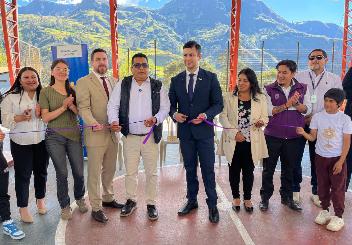 MIT_Ecuador's tweet photo. 📡 ¡Más conectividad para el Azuay!

El viceministro de Tecnologías de la Información y Comunicación, @Ricardo__Guti, participó en la entrega de cuatro radiobases para fortalecer la conectividad móvil en 3  parroquias de Azuay:

📍 Jadán
📍 Principal
📍 Remigio Crespo Toral

🤝 Gracias al trabajo articulado del Gobierno Nacional y CNT EP, seguimos impulsando el acceso a las telecomunicaciones para acercar más oportunidades a la ciudadanía.

🇪🇨 ¡Trabajamos en territorio por un Ecuador más conectado!
