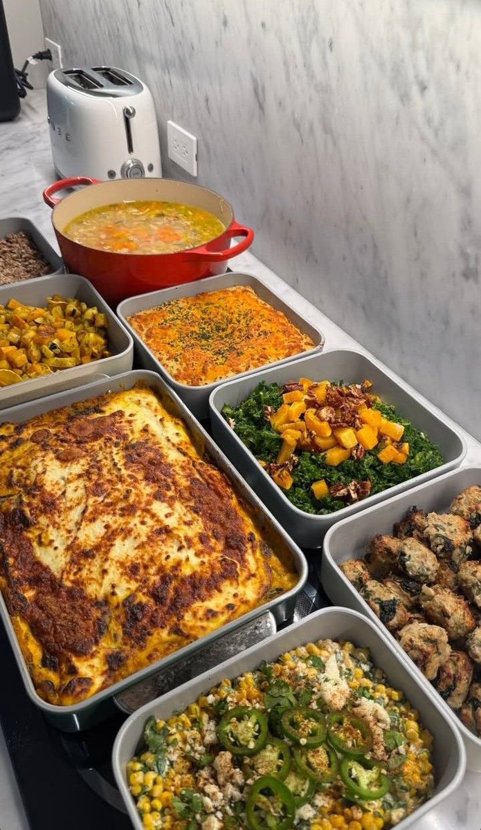 erosbIack's tweet photo. ㅤ 
📍 Anandamaya Residence, Jakarta

Ketar-ketir sedikit baru pulang sudah diminta masak untuk para onty angkel yang berkunjung menonton Juju.

Hidangan prasmanan untuk satu RW siap disantap, kalau kurang nanti dimasakkan lagi, ya. Jangan rebutan. 🙏
ㅤ https://t.co/eunNYeh8Cw