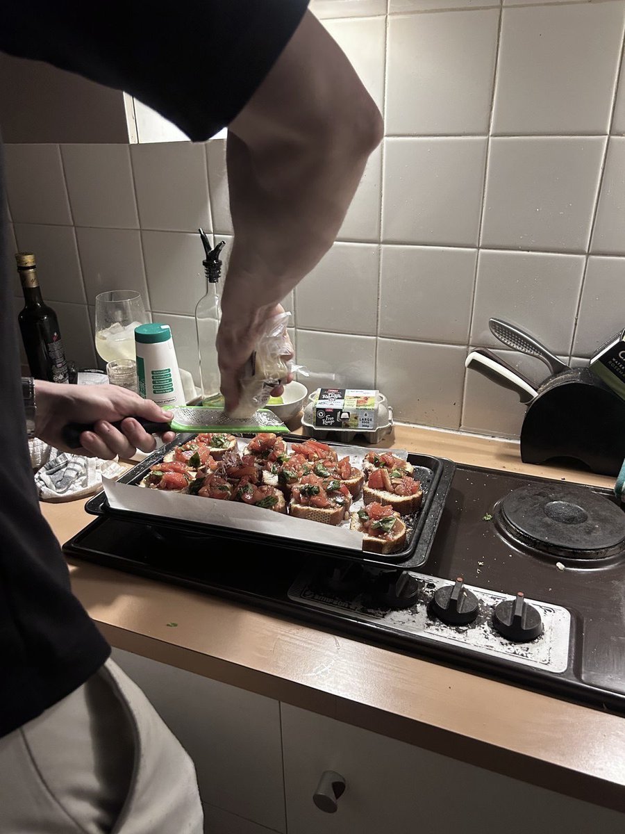 erosbIack's tweet photo. ㅤ 
📍 Anandamaya Residence, Jakarta

Ketar-ketir sedikit baru pulang sudah diminta masak untuk para onty angkel yang berkunjung menonton Juju.

Hidangan prasmanan untuk satu RW siap disantap, kalau kurang nanti dimasakkan lagi, ya. Jangan rebutan. 🙏
ㅤ https://t.co/eunNYeh8Cw