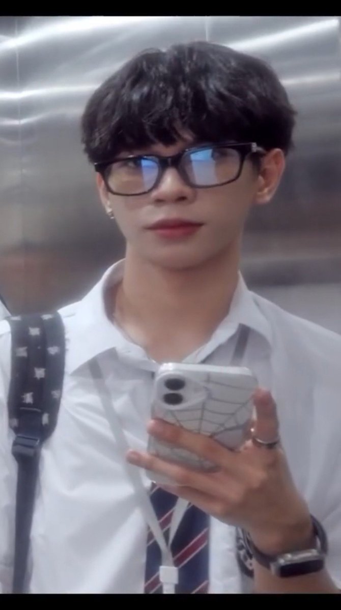 nyleove's tweet photo. Ampogi talaga ni bossing pag naka-salamin. Kita mo yong nasa dp ko emsss

DAYONE DOD MV TEASER ONE
#DAYONEOfficial #DAYONE_DOD https://t.co/zGqCBZqnzi