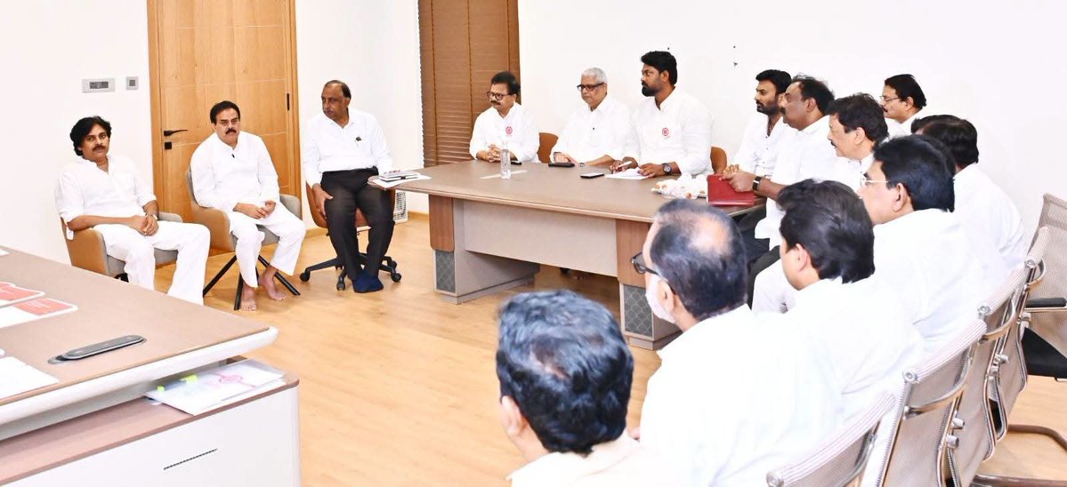 JSPSrinivasarao's tweet photo. స్థానిక సంస్థల ఎన్నికలలో అనుసరించాల్సిన విధి విధానాలపై జనసేన పార్టీ అధ్యక్షులు, ఉప ముఖ్యమంత్రి శ్రీ పవన్ కళ్యాణ్ గారు ఈ రోజు పార్టీ కేంద్ర కార్యాలయంలో- ఎన్నికల నిమిత్తం నియమించిన కమిటీల సభ్యులతో చర్చించారు.

@PawanKalyan @JanaSenaParty https://t.co/pDOIegVn1C