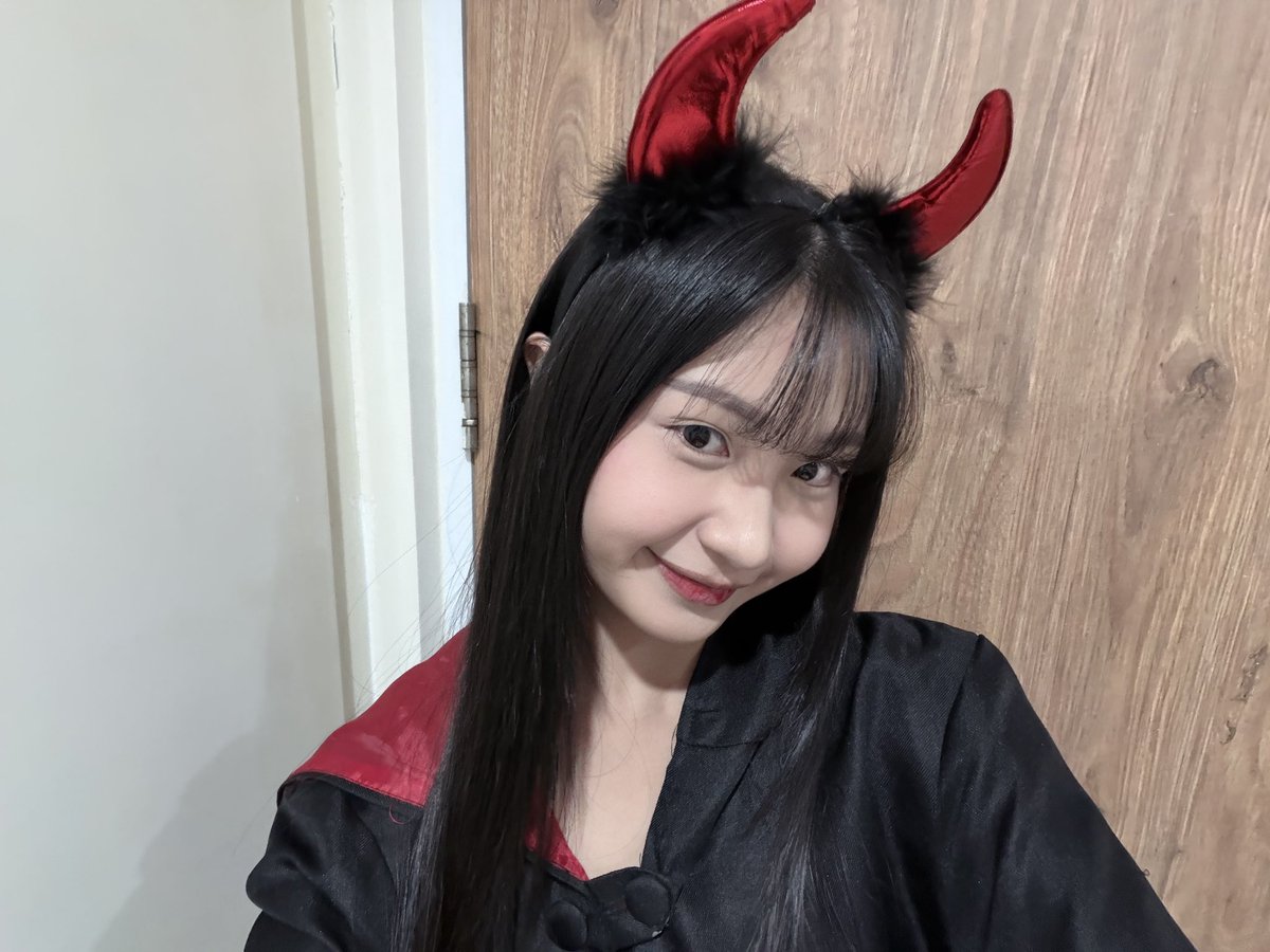 M_MikaelaJKT48's tweet photo. GUYS THANKYOU SO MUCH VC HARI INI!!😆💗. seruu bgt yaa ngobrol ngobrol harii ini akhirnya bisa melepas kangen lagii setelah sekian lama tidak ngobrol, walaupun halloweennya belum tiba tidak ada salahnya mulai duluan WKWKWK. setelah ngobrol harii ini jadi makin gasabar deh buat ktemu sm klain smua di MNG nantii!!😱💗 smogaa ntr kita bisa have a great time bareng bareng ya disana! terimakasih banyak juga karena sudah meluangkan waktu buat VC sm aku hari ini!! aku seneng bgtt bisa ngobroll sm kliann smua!! LOVEE BESARRR!!💗😆 #meetkaela
