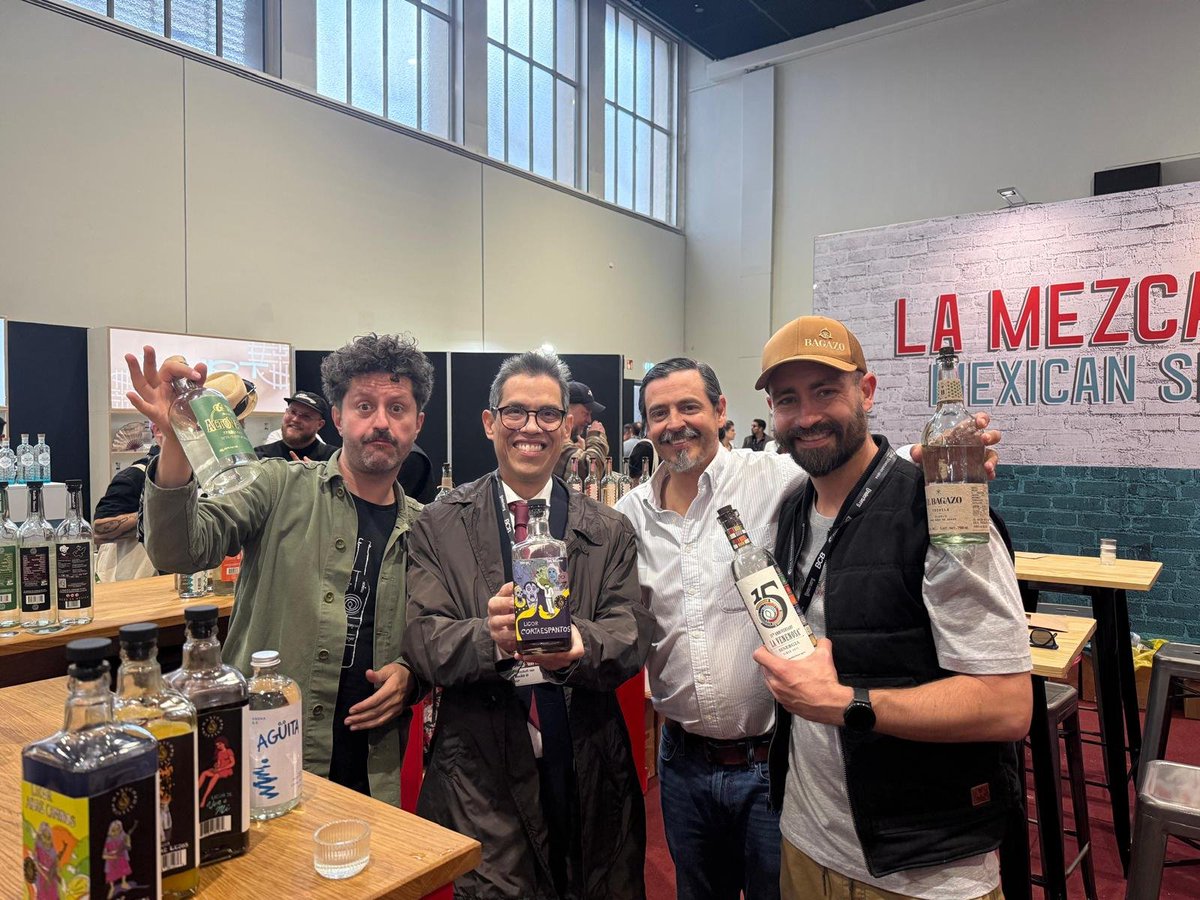 EmbaMexAle's tweet photo. 🇲🇽🇩🇪 El embajador Francisco Quiroga visitó la feria #BarConventBerlin 2026, donde saludó a varios de los expositores mexicanos que representan a 35 marcas de destilados. https://t.co/yFT2EqZzYa