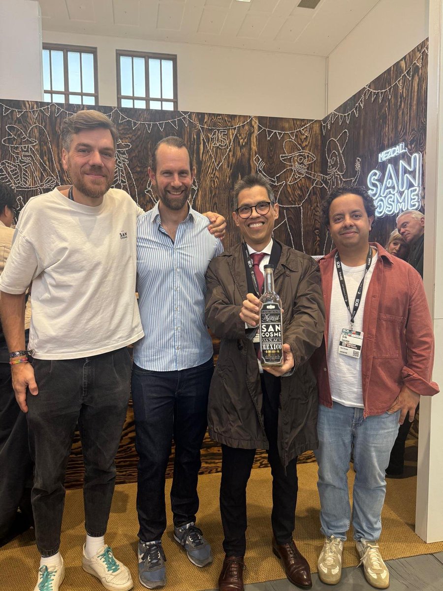 EmbaMexAle's tweet photo. 🇲🇽🇩🇪 El embajador Francisco Quiroga visitó la feria #BarConventBerlin 2026, donde saludó a varios de los expositores mexicanos que representan a 35 marcas de destilados. https://t.co/yFT2EqZzYa