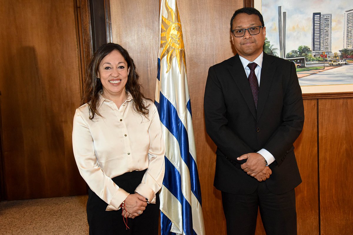 MIEM_Uruguay's tweet photo. 🇺🇾🤝🇮🇳 El MIEM y la Embajada de la India en Uruguay mantuvieron una reunión en la que participaron la ministra @FcardonaUy y el director general de Secretaría del MIEM, Rodrigo Díaz; el embajador indio en Uruguay, Binoy George; y el embajador uruguayo en India, Fernando Lugris. https://t.co/NyagQP7Okl