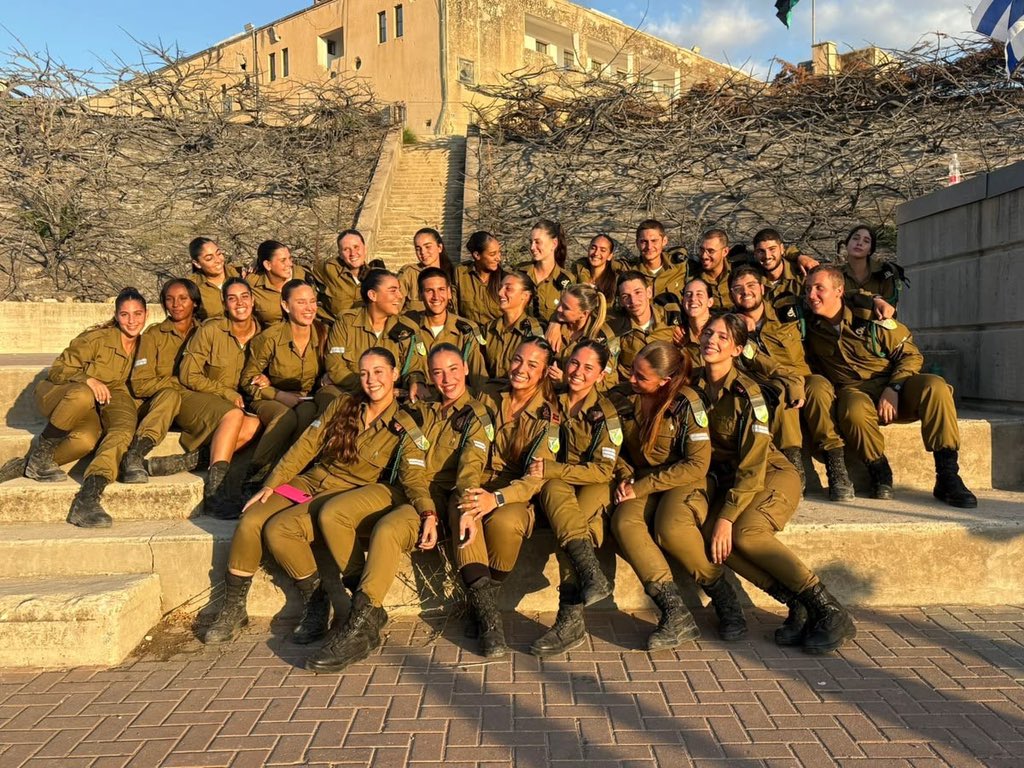 amosbarak3's tweet photo. 🇮🇱⭐ ONE STAR. ONE NATION. ONE ISRAEL. 💙🤍 Do you stand with Israel? 👀🔥 https://t.co/T7dZSUXzHL