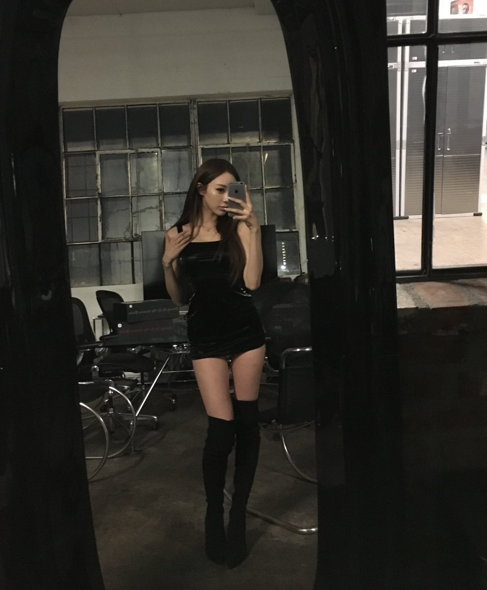 strwbrries_xo's tweet photo. i want to look as thin and cool as giselle one day #wl https://t.co/PUUov4hV02