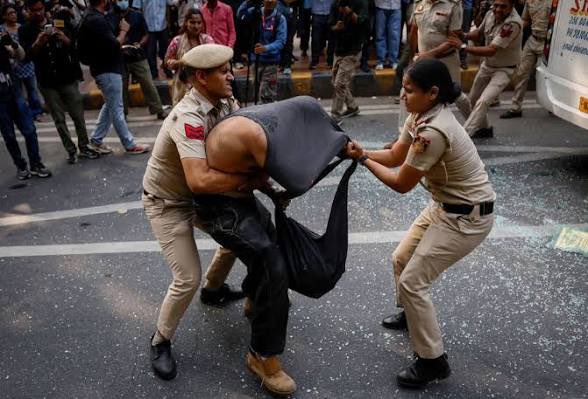 GeetFrmBathinda's tweet photo. @DelhiPolice First time seeing police play victim 😂 that’s actually funny. https://t.co/9tK1y8r4zG