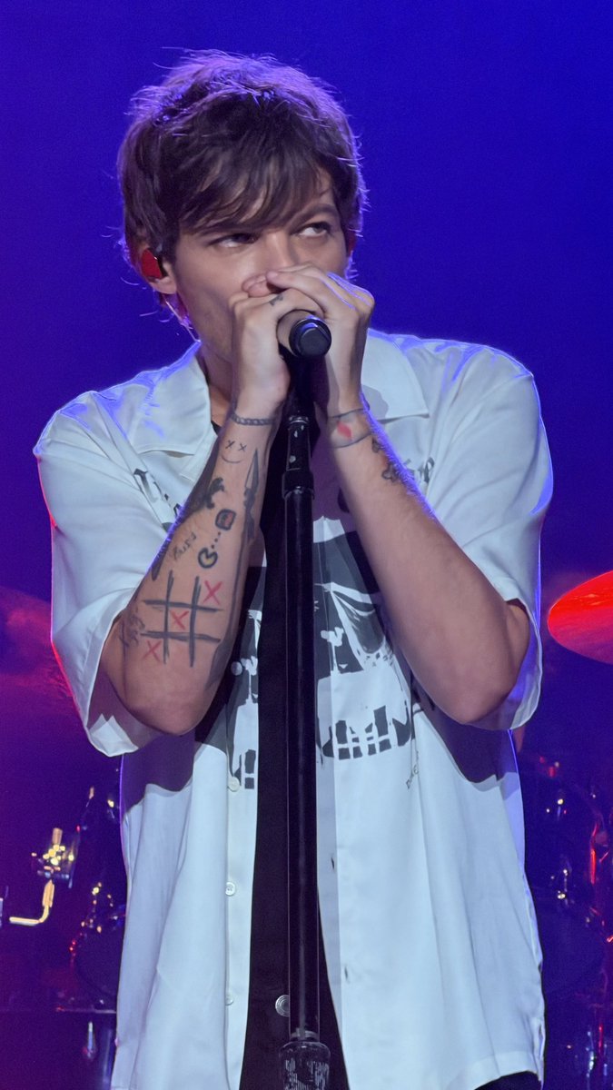 LouisWT91World's tweet photo. 📸| Louis Tomlinson looking absolutely gorgeous on stage! #HDWGHWTTokyo

via czzt5m_llop https://t.co/KFQduGLrAr