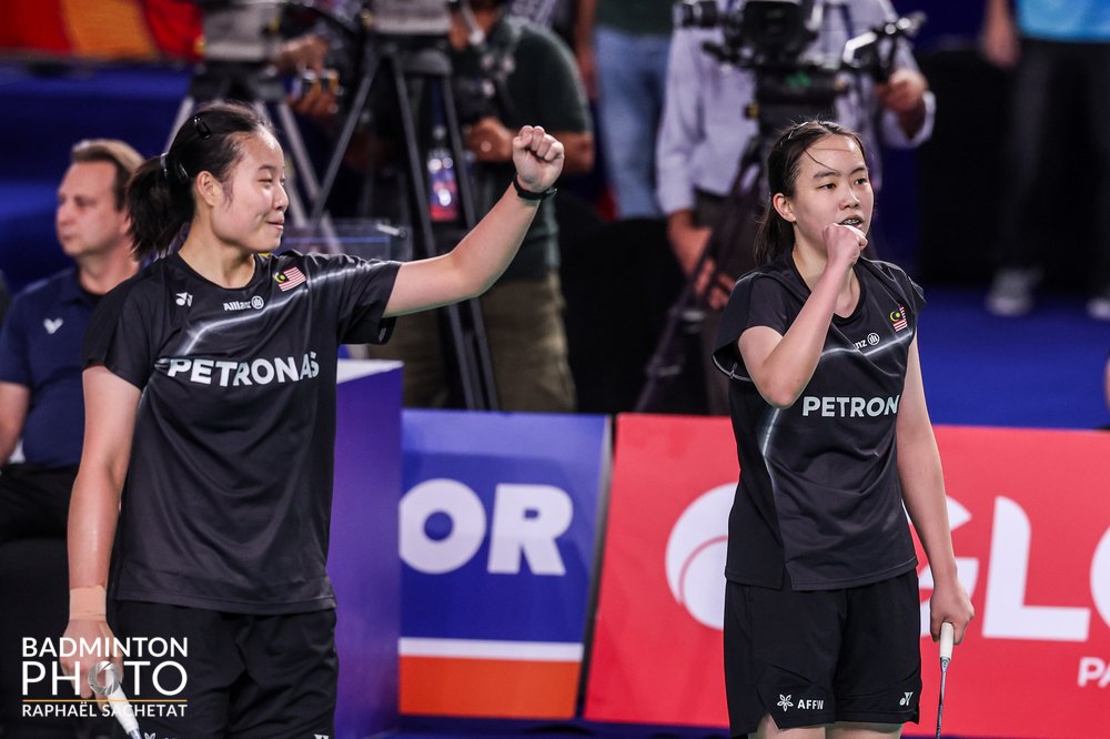 BA_Malaysia's tweet photo. #WorldJuniorChampionships2026
WD | QF
#MAS 🇲🇾 Genevie Lim-Low Zi Yu 2️⃣ def. #HKG 🇭🇰 Au Yeung Wing Chi-Wing Chi Chu 5️⃣ 15-7, 15-7
⏱️ 22 mins
A convincing victory sends second seeds Genevie-Zi Yu into the semi-finals after they overcame Hong Kong’s Au Yeung-Chu in 22 minutes 💪🏻🔥
#GemilangkanLagi
#BadmintonMalaysia
#DemiMalaysia
