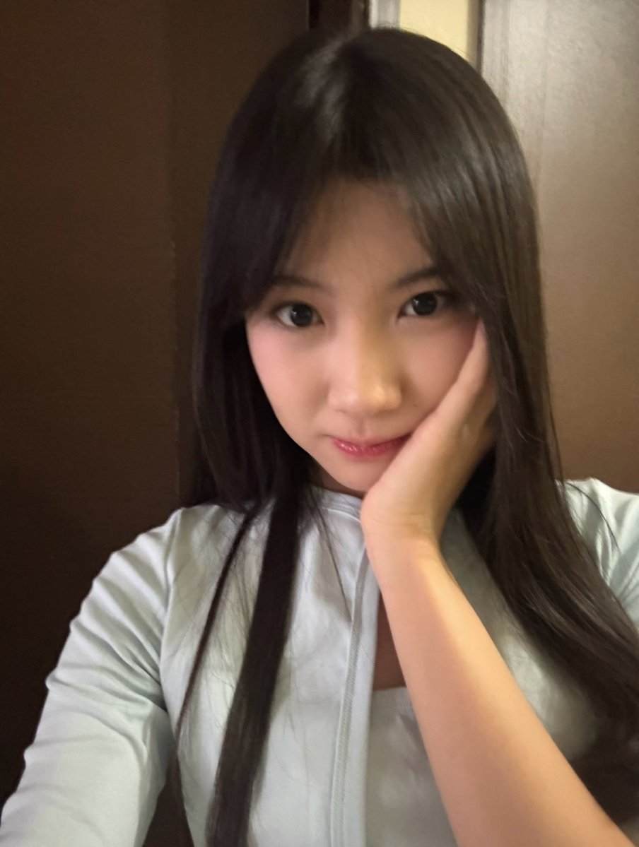 JE_JemimaJKT48's tweet photo. makasi yaaaaa buat hari ini! aku seneng banget bisa ngobrol dan bertemu lewat videocall🙆‍♀️🤍 SMOGAAK kalian jugaa senenggg YAAAAA!! makasihh uda slalu nyempetin🥹💞 jangan bosen bosen sm akuh yah😤😤😤😤😤😤😤 #HaiMima https://t.co/SyoAlmFhGc