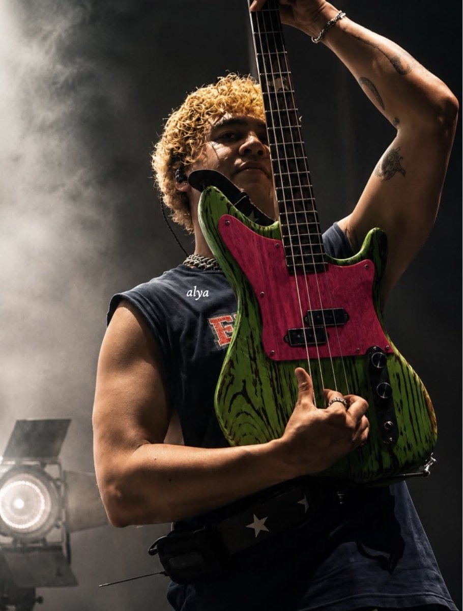 ocobiceps's tweet photo. need him to hold me the way he holds his bass https://t.co/9UcEkdfUvy