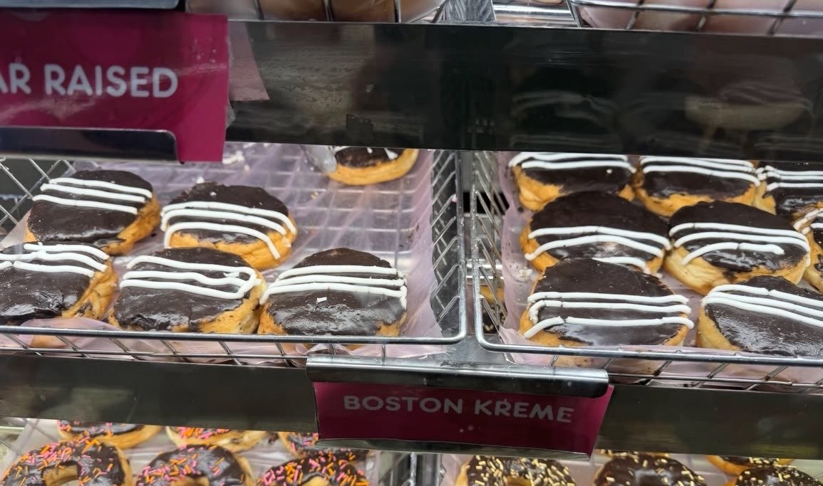 wolfieeer's tweet photo. Sa inyo na Choco Butternut. Basta ako sa Boston Kreme!! Who’s with me?! 🙌 https://t.co/rPON6Jc8Fb