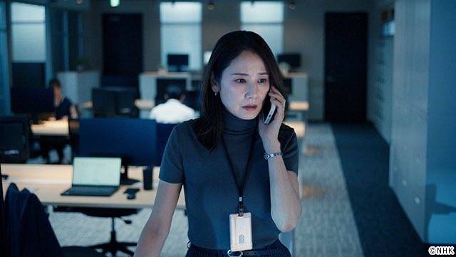 nezimaki49081's tweet photo. NHKドラマ『会社員』第一話観ましたが、圧倒的に引き込まれた！！
コンプラで雁字搦めになった会社にて、パワハラを揉み消そうとした取締役まであと一歩の女性社員(吉田羊)のもとに脅迫文が届くところから物語は始まる。

今作は安達祐実主演で話題となったNHKドラマ『3000万』で結成されたWDR(Writers Development Room)プロジェクト(公募で脚本家を複数選び、チームとなってドラマを作り上げる)の第2弾となる。

1話目の脚本家は、『3000万』の脚本家でもある名嘉友美さん。名嘉さんは海外ドラマをガンガン観ている方なので勝手に信頼を寄せています！！エンドロールで名前がバン！て出た時は痺れました！！

冷蔵庫のように寒々しいトーンのオフィスで巻き起こるサスペンスが、私たちをどこに連れてくれるのか全く想像ができない。
これは毎週楽しみだ。
