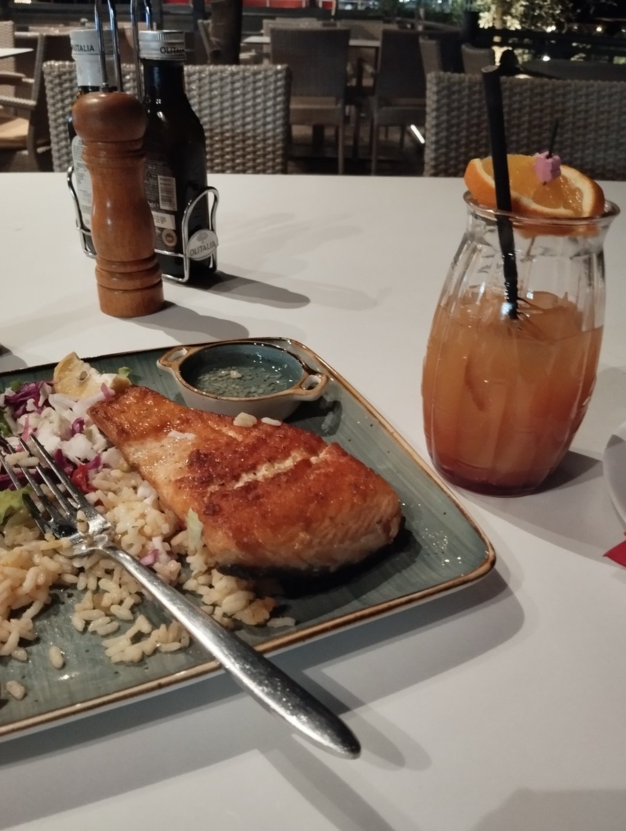 _Shen_Ri's tweet photo. Just me , enjoying my oversea weekends 🌊🍹 https://t.co/lhbP7w7rDc