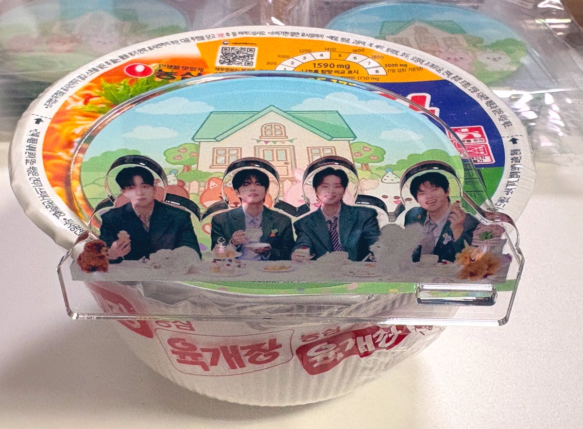 tst20230930's tweet photo. 데이식스랑 컵라면 드실 분?🍜
5th 팬미팅 기념으로 컵라면스토퍼 만들었어요
rt추첨 3분께 보내드려요(반택비 제가 부담)
🍀당발: 10/22(목) 원필시

원래 다른거 만들려고 했는데 담으로 미루고 이거 급조했어요🥺 그래서 엄청 맘에들진 않지만 트친들이 유용하게 쓰시거나 전시하시면 좋겠어요🩷 https://t.co/ylVIfJgzrT