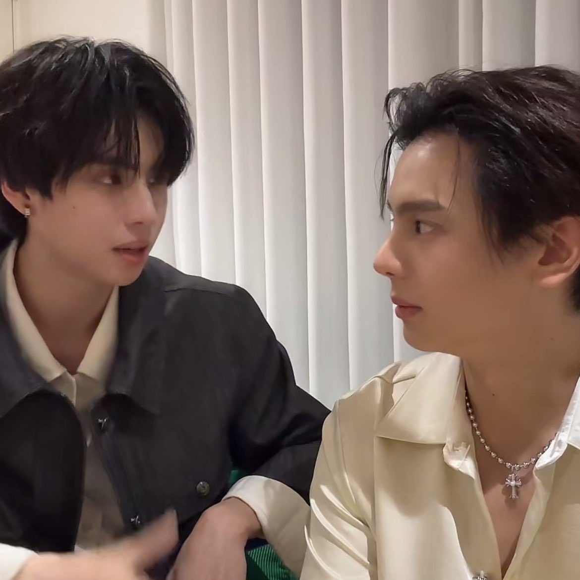 blackwheather's tweet photo. 🥥🐶: *say smth*
🐱: *stare at him*
🥥🐶: phi bank are you listening to me?
🐱: no

copter please let p’bank getting his blablabla… proper name.. moment okay

Just One Yes

#FoolInLoveEP3 https://t.co/mZOcJXZNAw