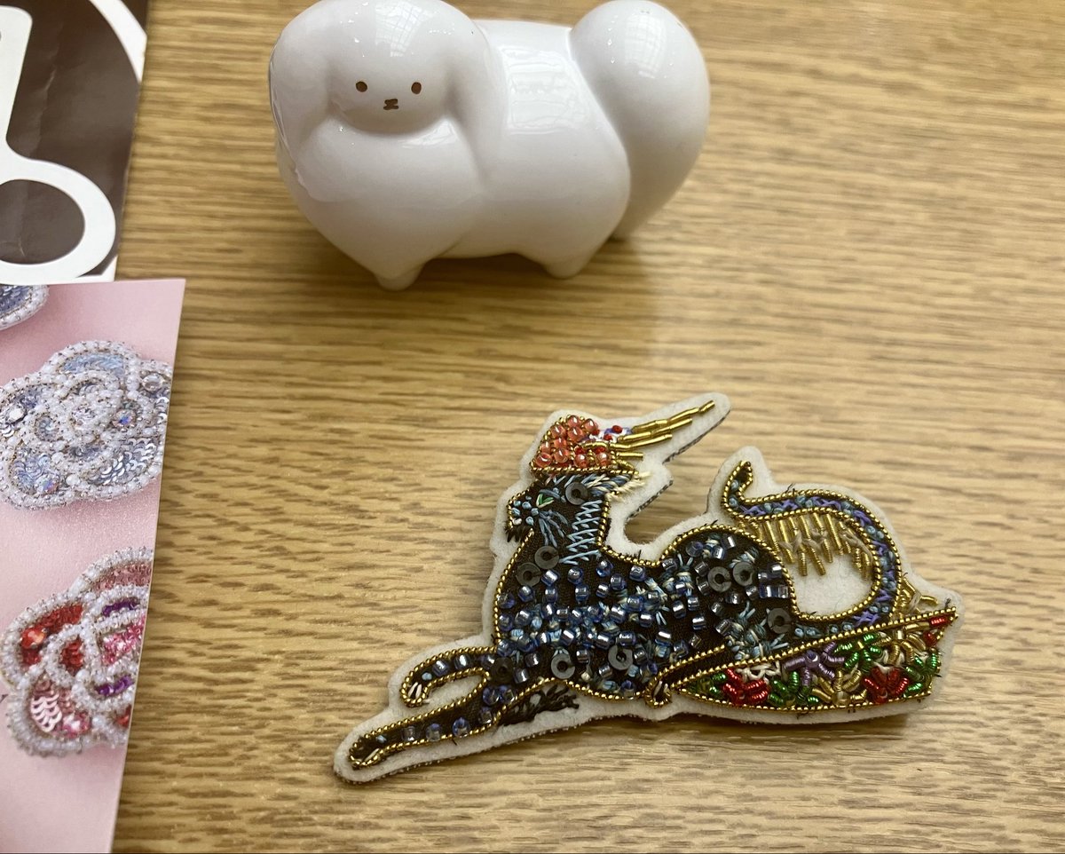 chieri_lyrical's tweet photo. 田川啓二美術館
なんかハイキング帰りの汗臭い女が寄って良いのだろうか？という程素敵な所でした

1.売店では下段の🦢とか🦄とか🦙本当可愛くて欲しかったけどこんなんBBAが付けてたらｷﾁｹﾞだと思われるので我慢
2.悩んだ末、私はこのブローチ選びました
3.キットもあるのでハンクラ勢にオススメ https://t.co/SFU2KYX62M