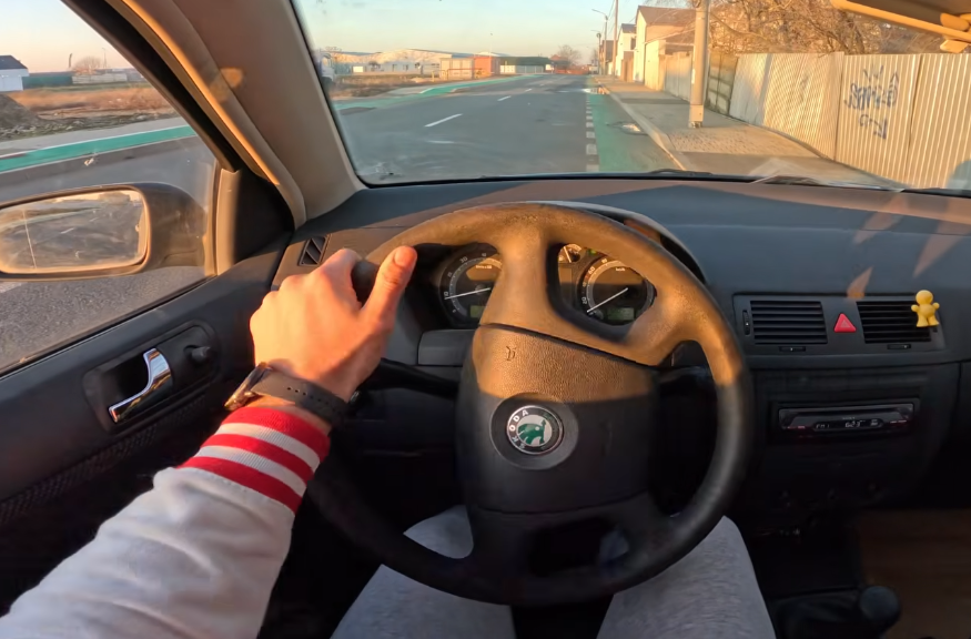NavoldNavinci's tweet photo. so... I kinda needed something to get to work to tomorrow morning... and made a last second purchase... welcome to the family  '04 Fabia with 200k km I bought for 600€ #newcar #shitbox https://t.co/dfPaDLzlNw