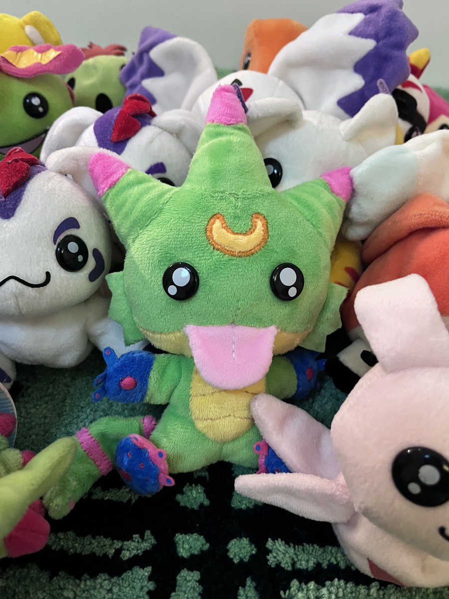 voltaircannon's tweet photo. This Gekkomon plush is created by my friend @yuekonglan . It blends perfectly with the Digimon beanie lineup! It has built-in magnets, so you can put it right on your fridge. It’s so lovely.
#digimon #デジモン #Gekkomon #DIGIMONBEATBREAK #Digimonbeanie https://t.co/L6jpNAzQCc