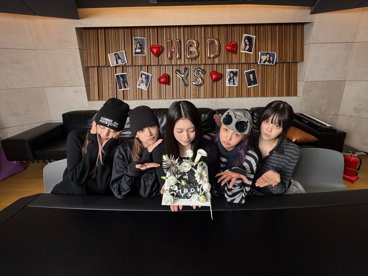 Keyveatz's tweet photo. 예슬이의 21번째 생일 #YESEULDAY 종료 1시간 전

#Keyveatz #키비츠
#HAPPYYESEULDAY
#AOMG https://t.co/Jvw9iqc6gQ