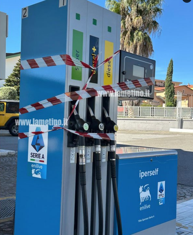 UGirovago77000's tweet photo. Blocchi e proteste al sud ,carburanti a secco,statale Ionica bloccata.
In Calabria blocchi e scioperi ad oltranza.
Rischio che si fermi la filiera dei prodotti altissimo.
Il silenzio dei media e del governo è imbarazzante. https://t.co/86xakR18Ng